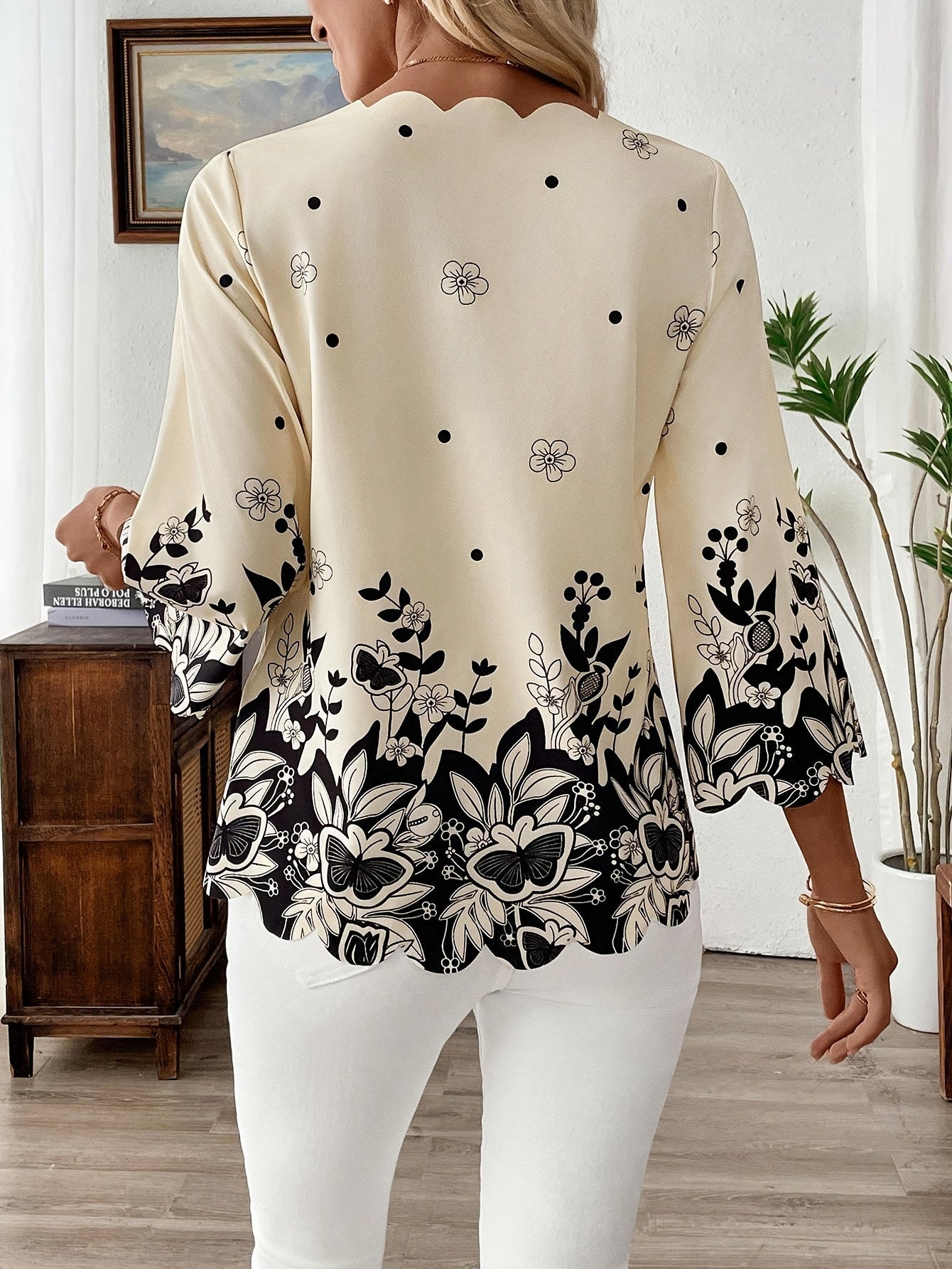 Solenne | Embroidered V-Neck Shirt